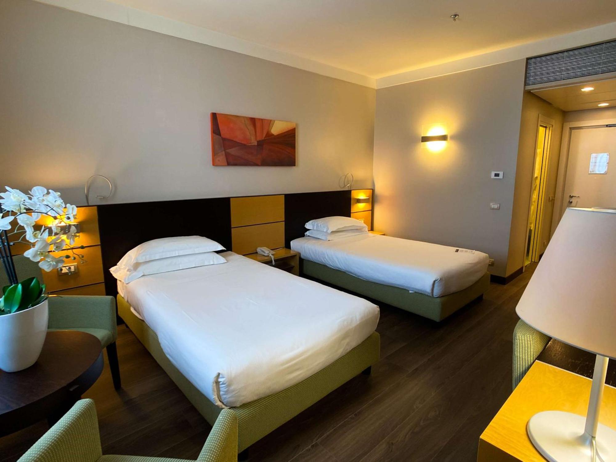 Best Western Plus Hotel Le Favaglie Cornaredo Exterior foto
